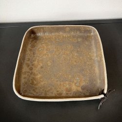 Kvadartisk fad i brune nuancer