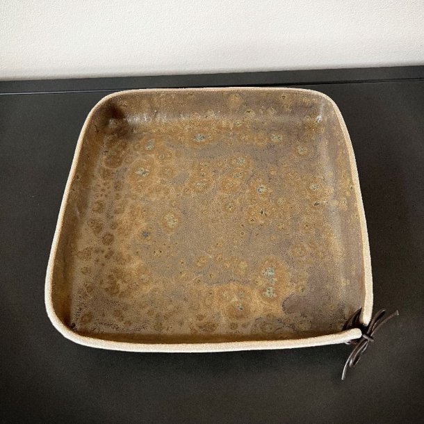 Kvadartisk fad i brune nuancer