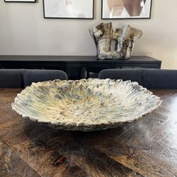 Stort unika fad i lyse farver