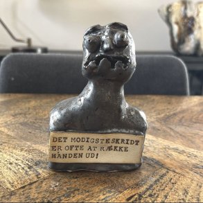 Buste med teksten 