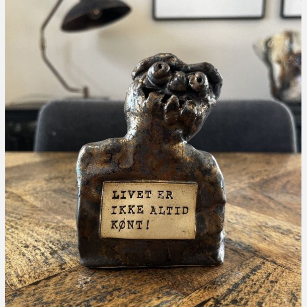 Buste med teksten "Livet er ikke altid k�nt" i kobberlook