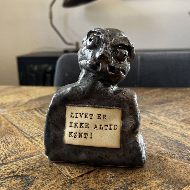 Buste med teksten "Livet er ikke altid k�nt" i kobberlook