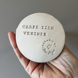 Keramik flag med teksten "CARPE DIEM VENINDE"