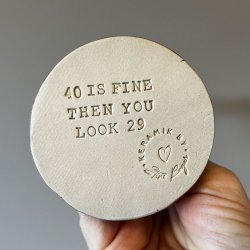 Keramik flag med teksten "40 IS FINE THEN YOU LOOK 29"