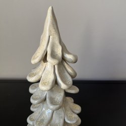 H�ndlavet juletr� i keramik