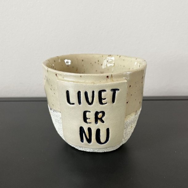H�ndlavet krus med teksen "Livet er nu"