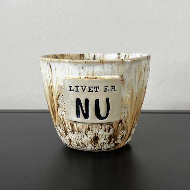 H�ndlavet krus med teksen "Livet er nu"