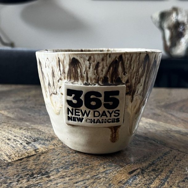 Krus med teksten "365 new days"