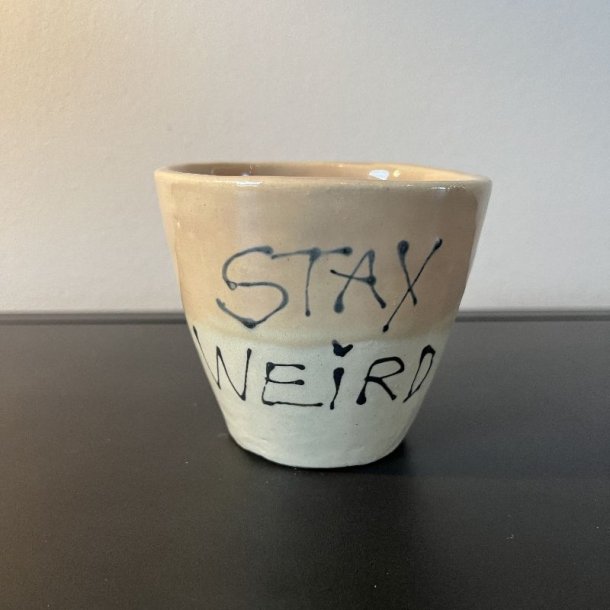 Krus med teksten "Stay weird"