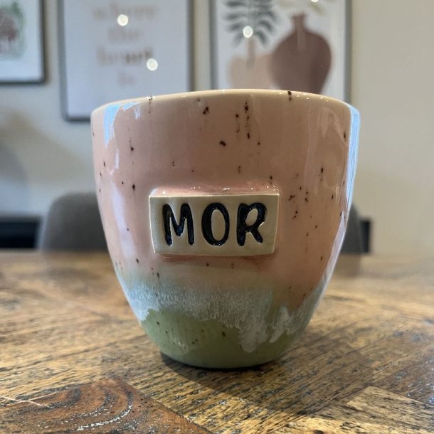 Krus med tekst "Mor" 