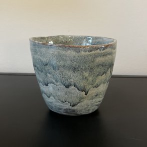 H�ndlavet krus i gr� nuancer