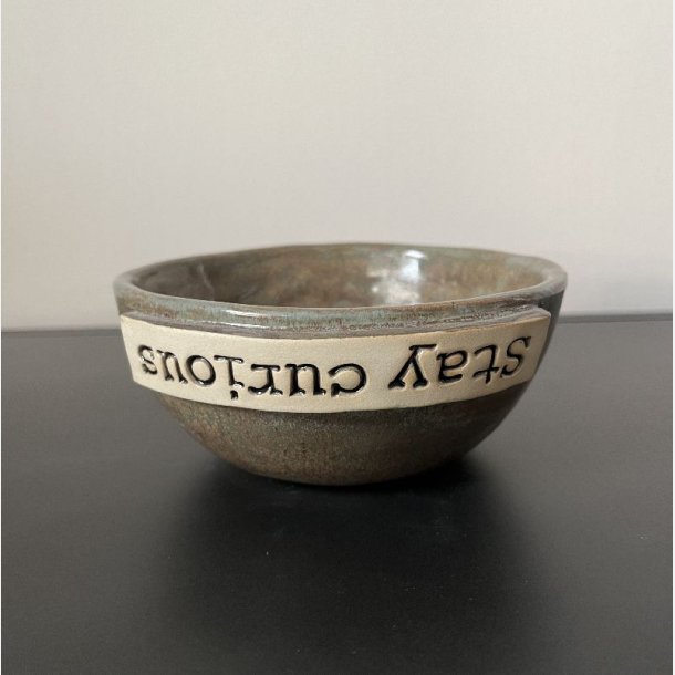 Sk�l med teksten "Stay curious"  