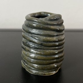 Lille vase til for�rsblomster (M�rkegr�n)