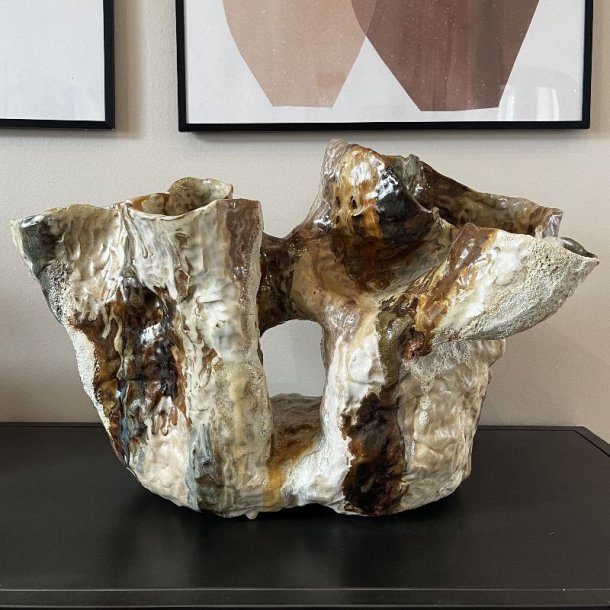 Kunsterisk vase i jordfariver