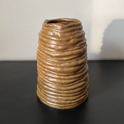 P�lsevase i brunlige nuancer.