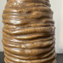 P�lsevase i brunlige nuancer.