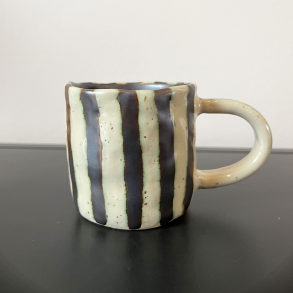 Stribet kop med hank (m�rk brun)